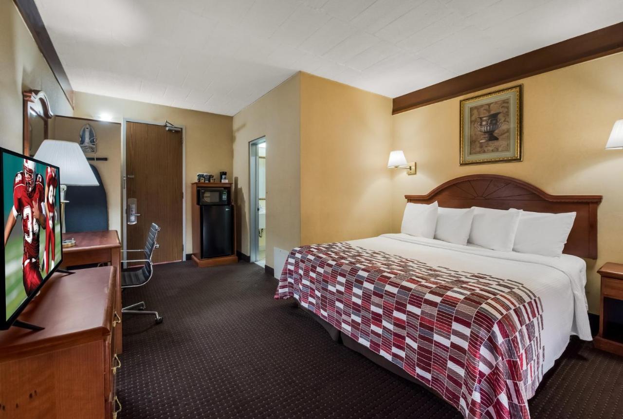 Motel Red Roof And -