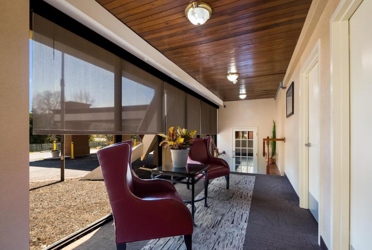 Motel Red Roof And -
